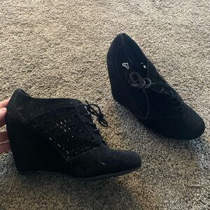 Black wedges